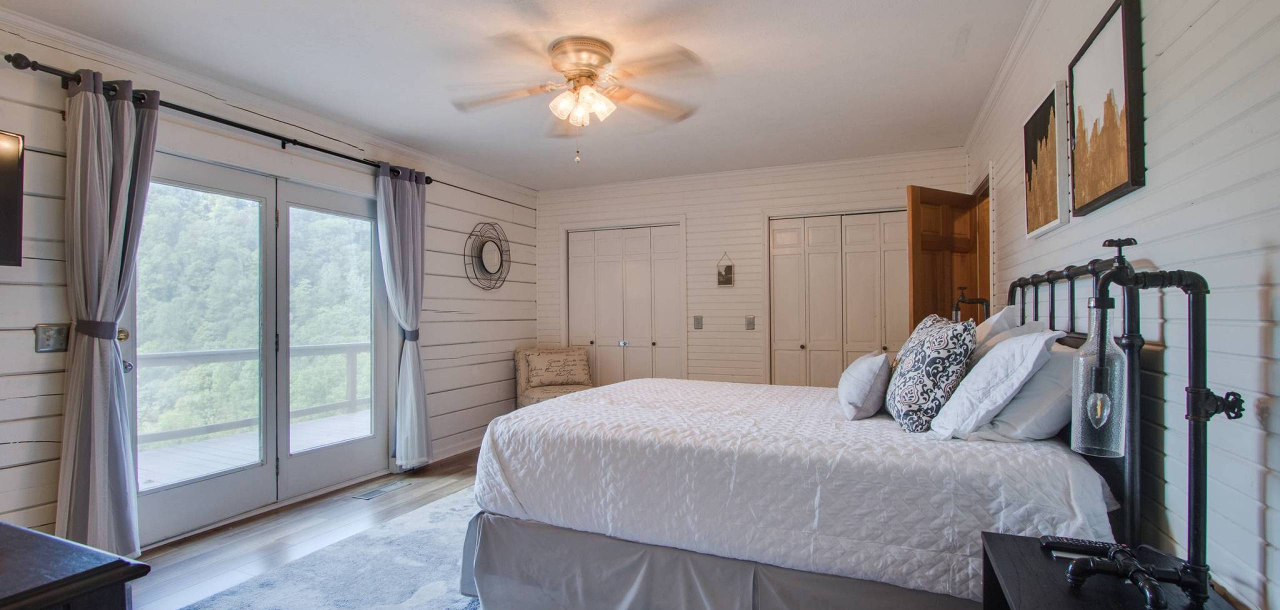 Sleep peacefully in our chalets. Bedroom with a View