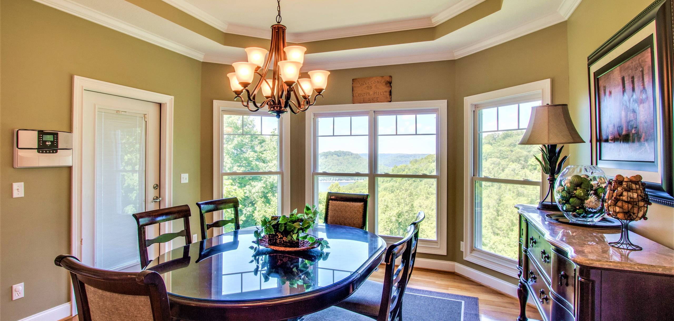 Lake Views Make Meals Better Have Dinner With a Lake View